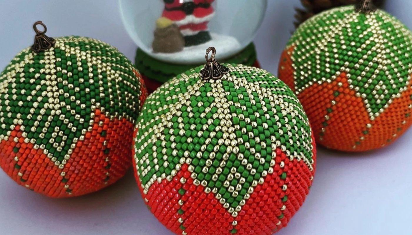 Free beading pattern with Christmas ball design.